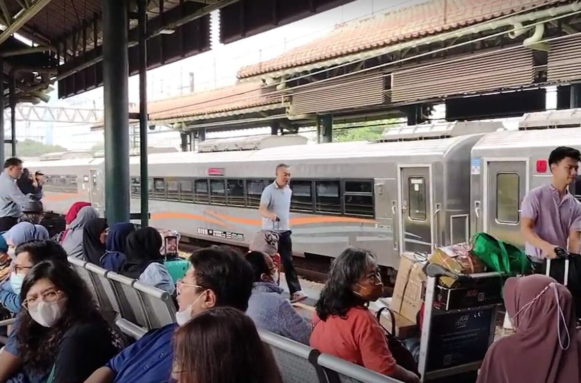 Agar Tak Ketinggalan KA, PT KAI Daop 2 Imbau Pelanggan Atur Waktu Berangkat Ke Statsiun