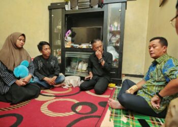 Sampaikan Duka Mendalam, Sekda Kota Bandung Takziah ke Keluarga Korban