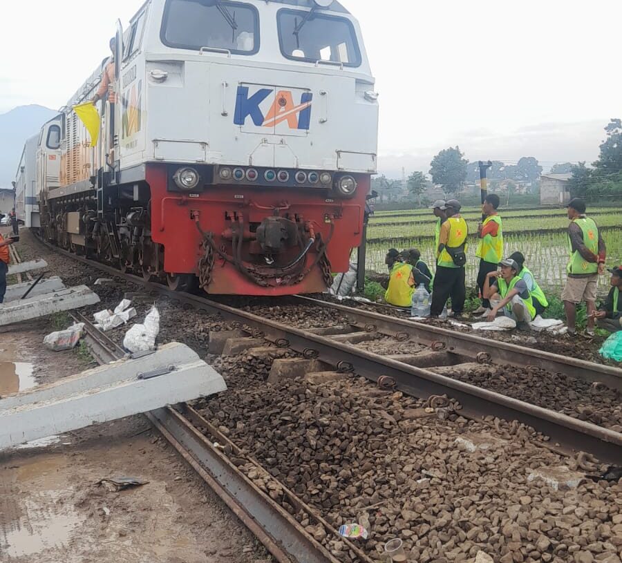 Evakuasi eks KA Turangga dan Commuterline Berhasil Dilakukan, Perjalanan Kereta Kembali Normal
