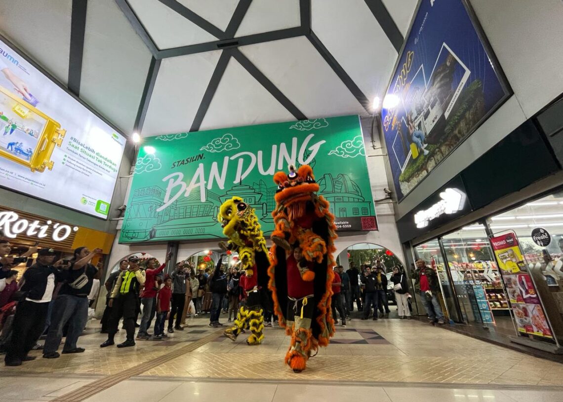KAI Daop 2 Bandung Gelar Festival Barongsai dan Bagi-bagi Angpao