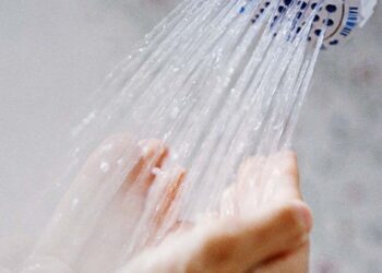 Mandi Dengan Air Garam Sedang Viral, Apa Saja Manfaatnya?