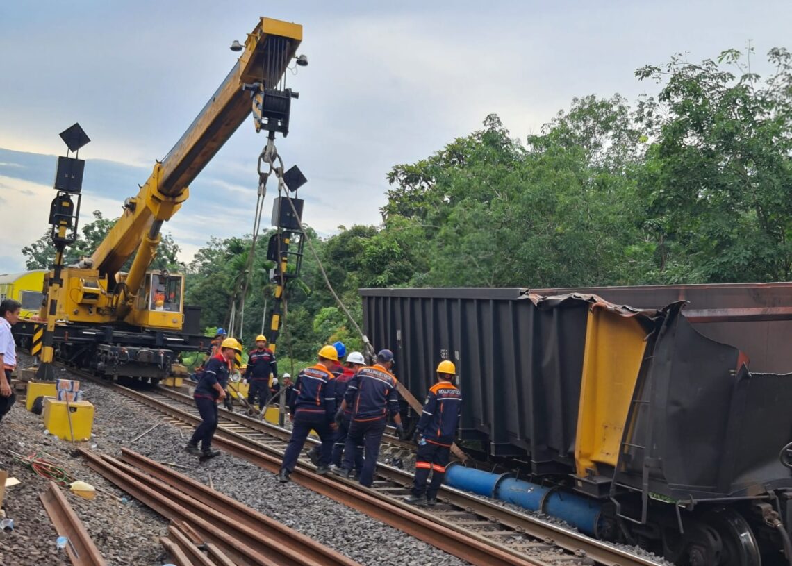 Pemasangan Girder Fly Over Bantaian Roboh di Jalur KA Gunung Megang – Penanggiran, KAI Ingatkan Stakehoders Tingkatkan Keselamatan