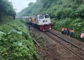 Sigap! Longsoran di Cilami Berhasil Dibersihkan. Daop 2 Nyatakan Perjalanan KA Aman Dengan Kecepatan Terbatas
