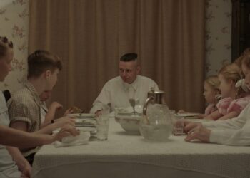 Kehidupan Nyaman di Sisi Kekejaman Nazi