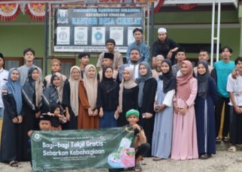 Berbagi Berkah Ramadhan Jilid II: Pondok Pesantren Nurul Falah Bagikan Takjil Gratis, Sedekah untuk Anak Yatim dan Lansia