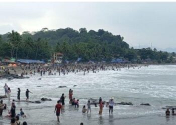 Pantai Karanghawu di Hari Ketiga Idul Fitri, Peningkatan Kunjungan dan Tantangan Pengelolaan