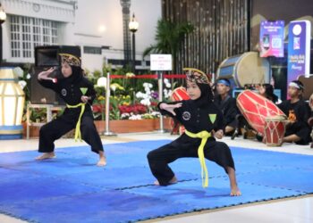 KAI Daop 2 Bandung Hadirkan Kesenian Tari Jaipong dan Pencak Silat di Stasiun Bandung
