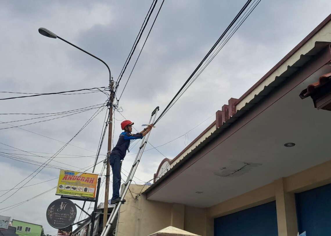 Hasil dari Patroli, PLN Icon Plus melakukan perapihan Kabel Fiber Optik di Subang