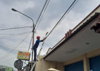 Hasil dari Patroli, PLN Icon Plus melakukan perapihan Kabel Fiber Optik di Subang
