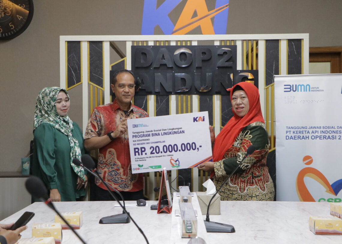 KAI Serahkan Bantuan TJSL Bina Lingkungan Sebesar 190 Juta