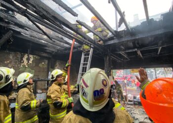 Atasi Kebakaran di Pasar Simpang Dago, Diskar Bandung Kerahkan 16 Armada