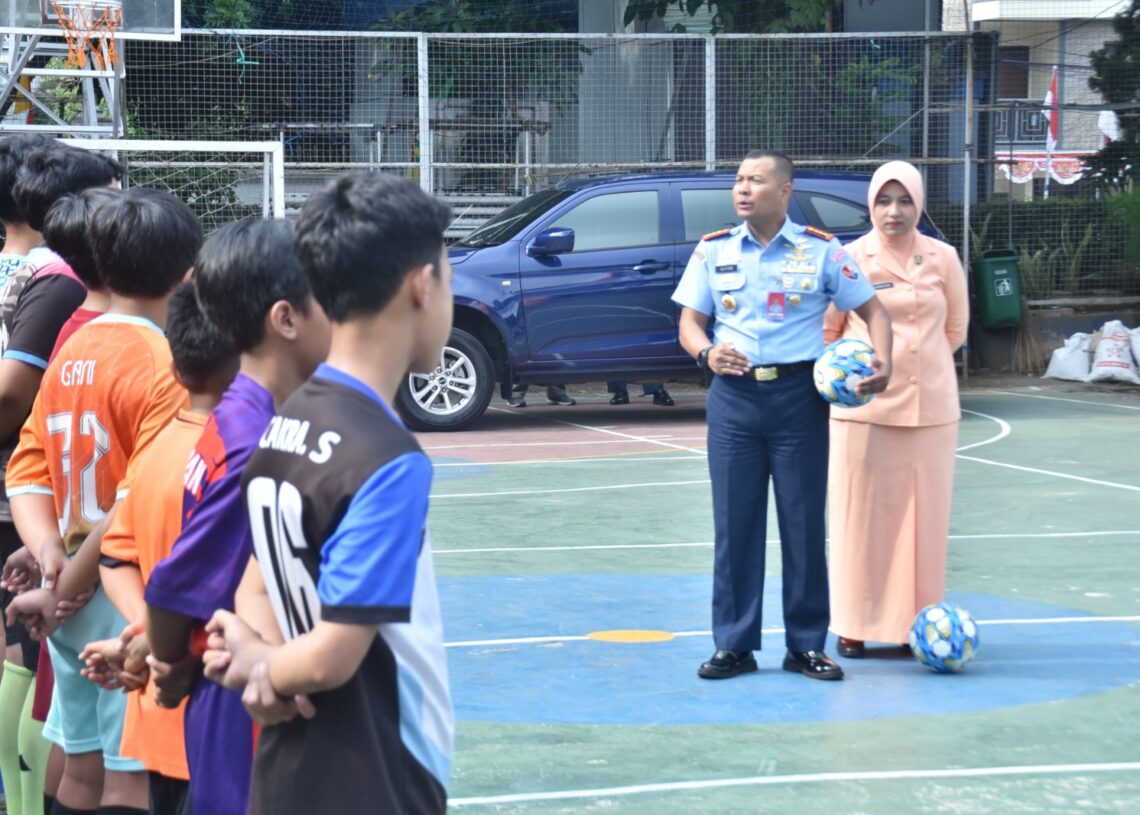 Danlanud Husein Sastranegara Berikan Bantuan Alat Olahraga ke Sekolah Angkasa