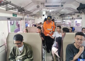 Vice President KAI Divre II Sumbar, Sofan Hidayah saat menyapa penumpang KA Pariaman Ekspres, Sabtu (10/8).