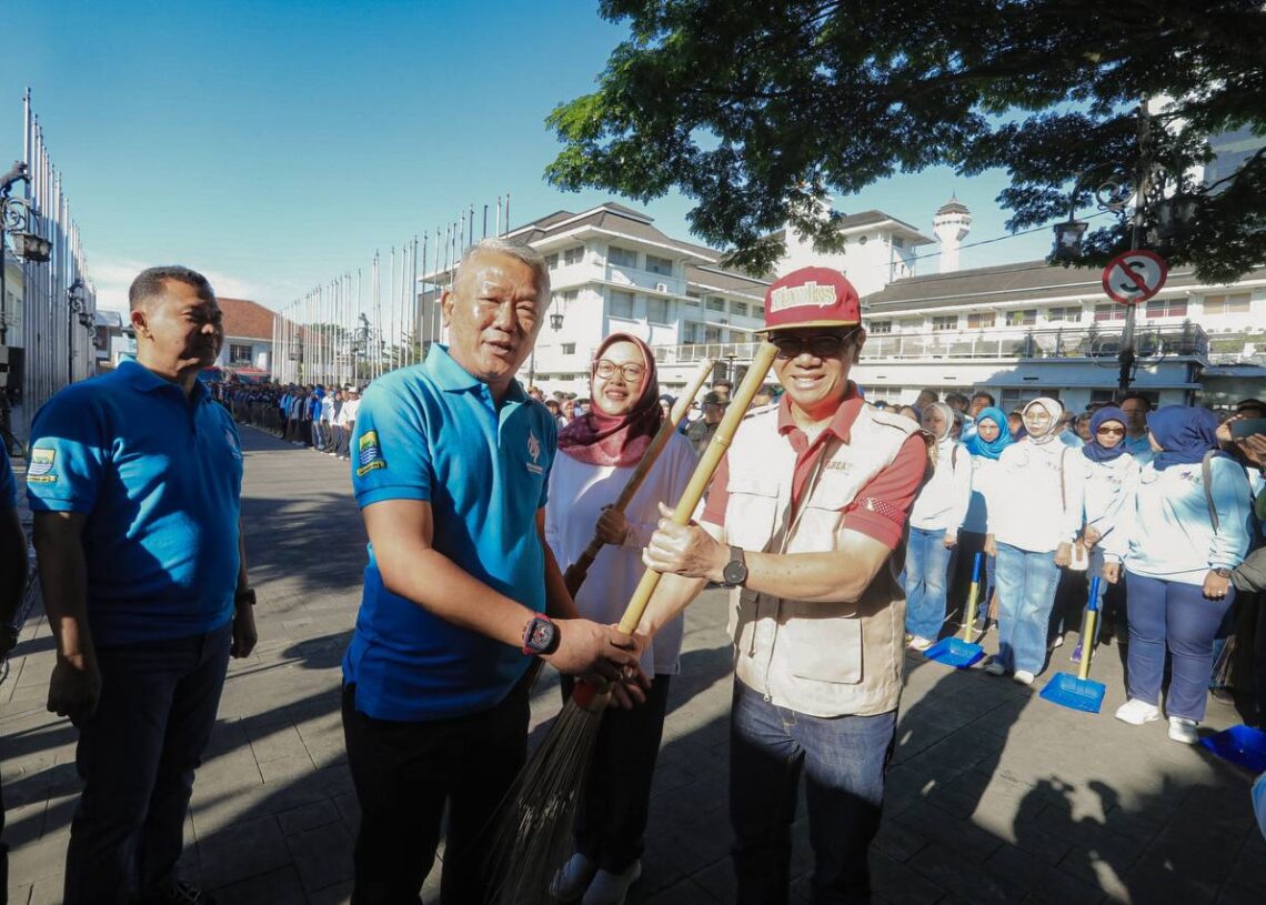 Bandung Bebersih! 127.000 Warga Kompak Turun Kejalan Lakukan Operasi Semut
