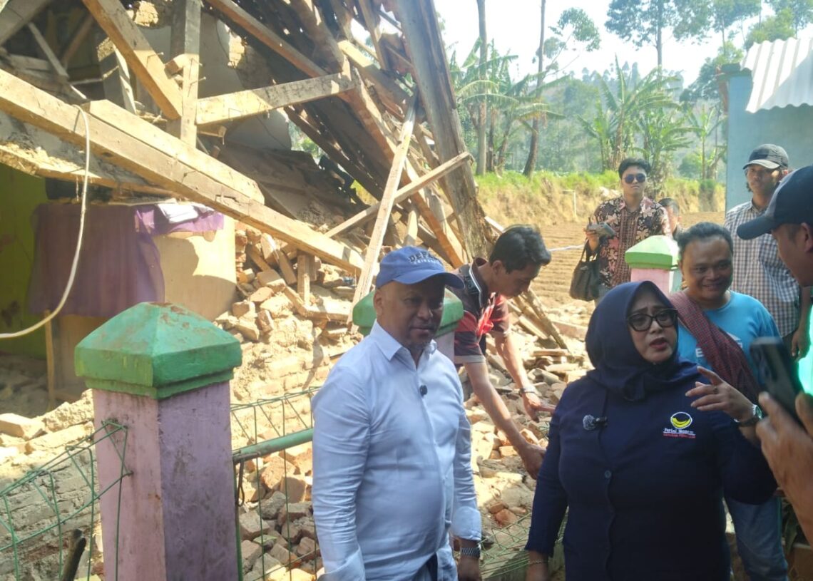 Ilham Habibie Jenguk Korban Gempa di Desa Cihawuk, Kabupaten Bandung