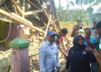 Ilham Habibie Jenguk Korban Gempa di Desa Cihawuk, Kabupaten Bandung