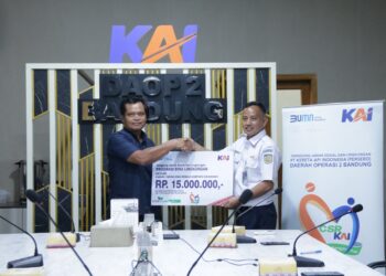 KAI Serahkan Bantuan TJSL Bina Lingkungan sebesar 100 Juta