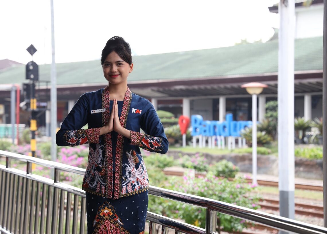 Lestasikan Budaya Batik Nasional, Petugas Kereta Api Kenakan Seragam Batik Khusus