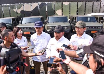 Tingkatkan Kekuatan Tempur TNI, Wamenhan Serahkan Alpalhankam Pindad Ke Panglima TNI