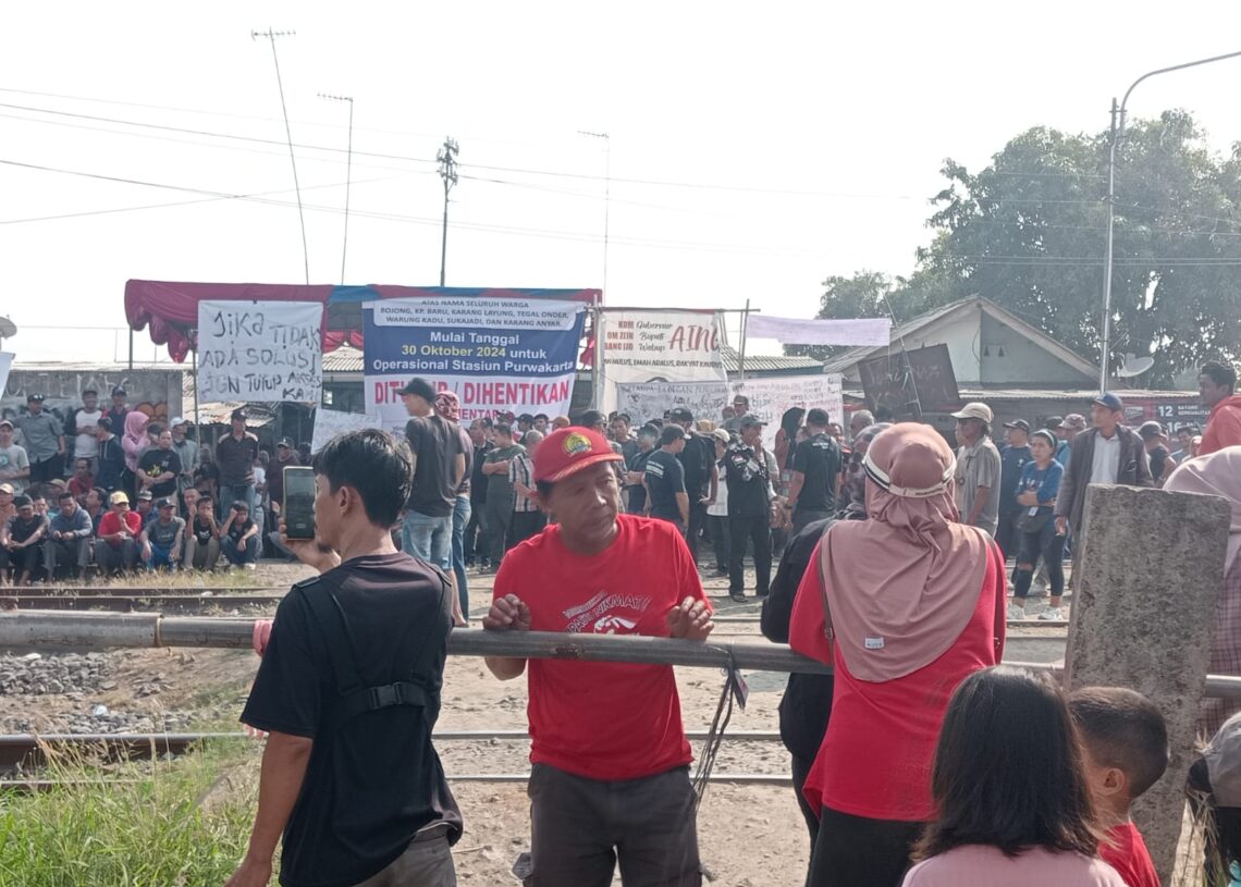 Warga Protes Penutupan Pintu Perlintasan di  Emplasemen Stasiun Purwakarta