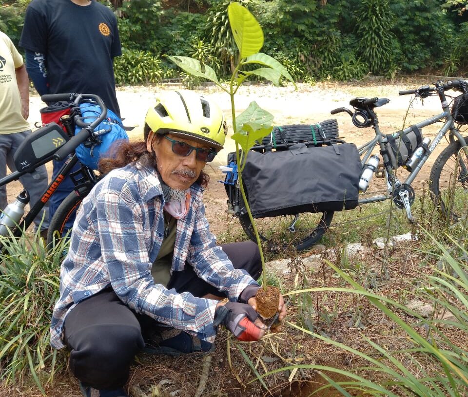 Peduli Akan Pemanasan Global, BSOC Tanam Pohon di Gunung Puntang