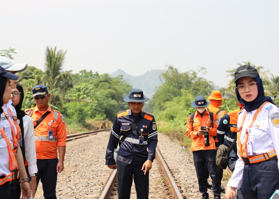 Ini Alasan KAI Daop 2 Rutin Lakukan Pemeriksaan Jalur KA