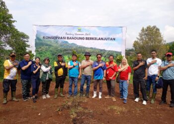 Pulihkan Lahan Kritis di Kota Bandung, PTDI Serahkan 150 Bibit Pohon Alpukat