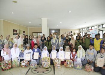 HUT ke-25, DWP Beri Santunan Pendidikan dan Sembako untuk Petugas Satgas Penanganan Sampah