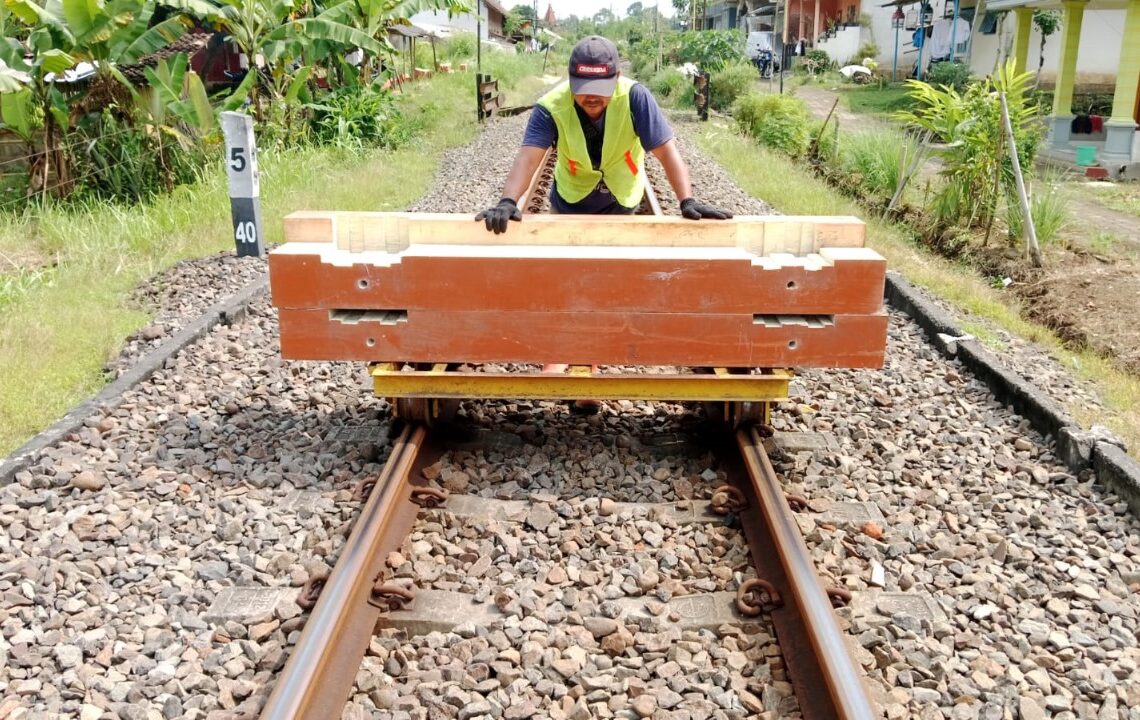 Tak Lagi Gunakan Bantalan Kayu, Ini 3 Keunggulan Bantalan Rel Sintetis
