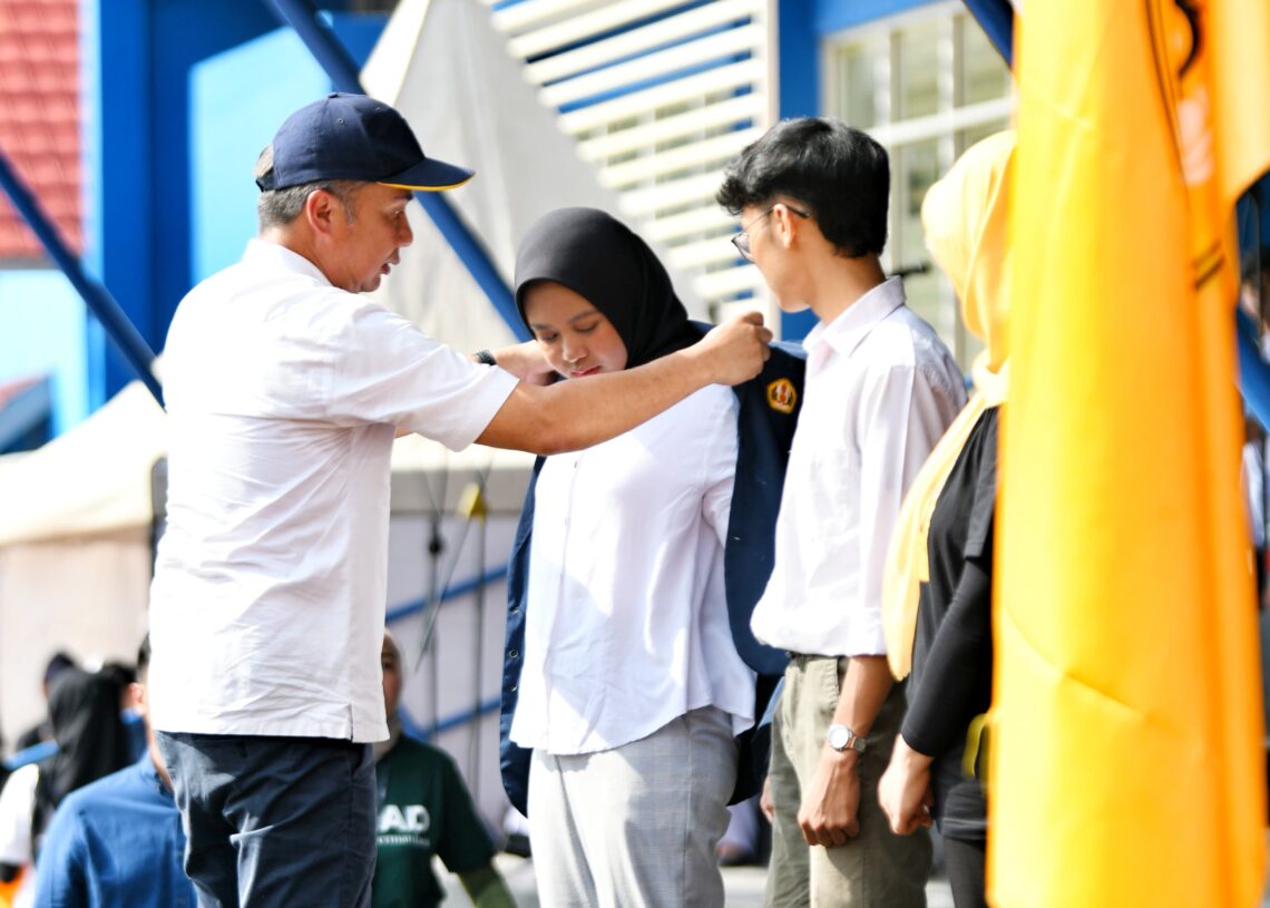 Bey Machmudin Berangkatkan 3.825 Mahasiswa KKN Unpad