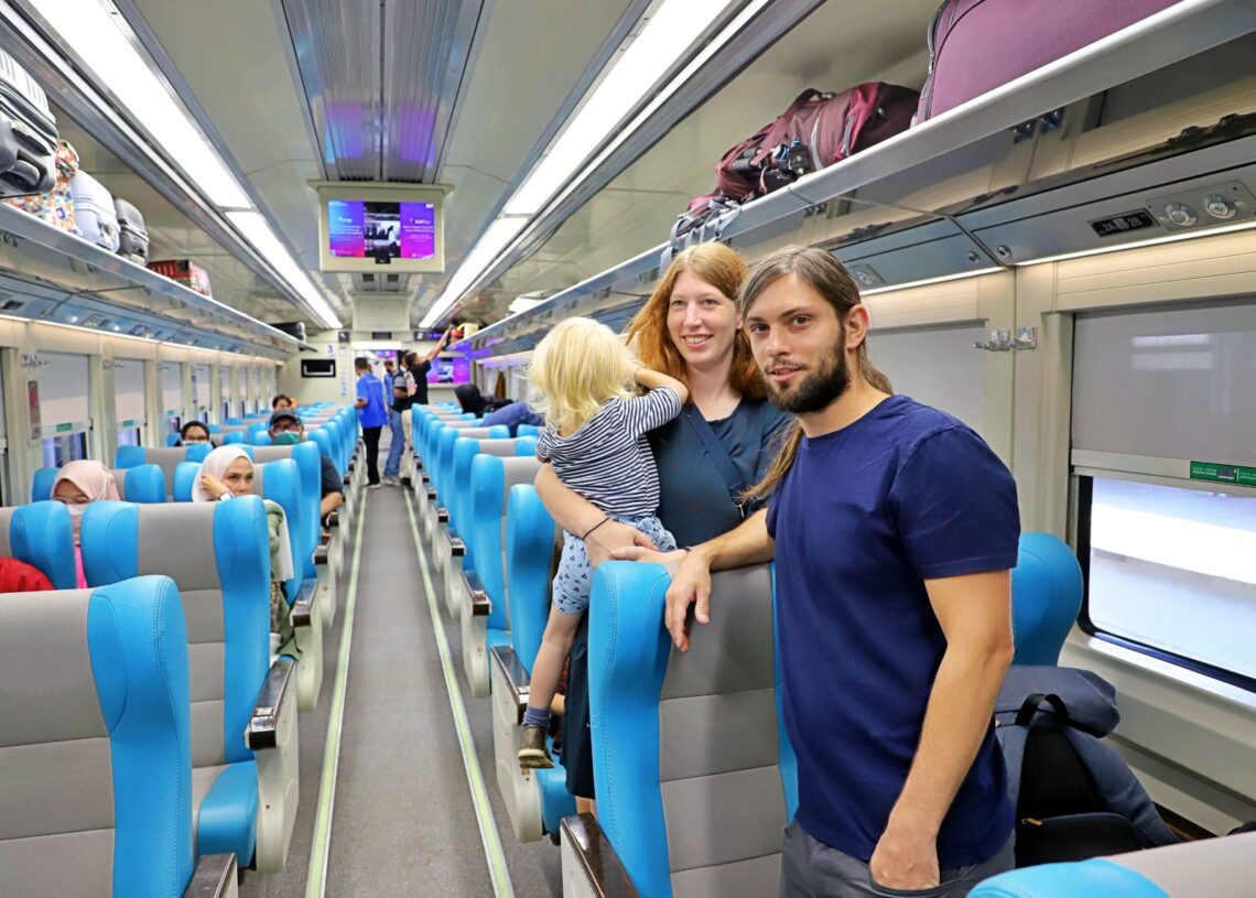 Gebrakan KAI Bikin Bule Kesengsem Naik Kereta di Indonesia