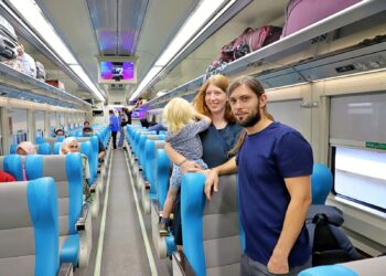 Gebrakan KAI Bikin Bule Kesengsem Naik Kereta di Indonesia