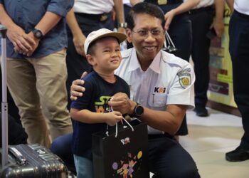 Pastikan Setiap Perjalanan Menghadirkan Senyuman, Didiek Hartantyo Sapa Pelanggan di Stasion Bandung