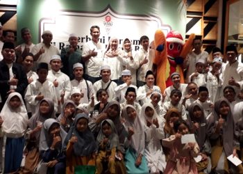Pizza Hut Bandung Berikan Santunan dan Buka Bersama Anak Yatim Piatu