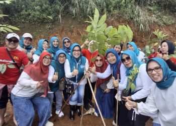 PKK Jabar Terjun Langsung Hijaukan Lahan Bekas Hibisc Fantasy