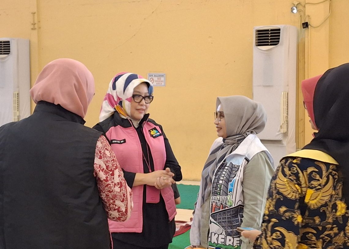 DP3AKB dan PKK Jawa Barat Salurkan Bantuan Bagi Korban Banjir di Bekasi