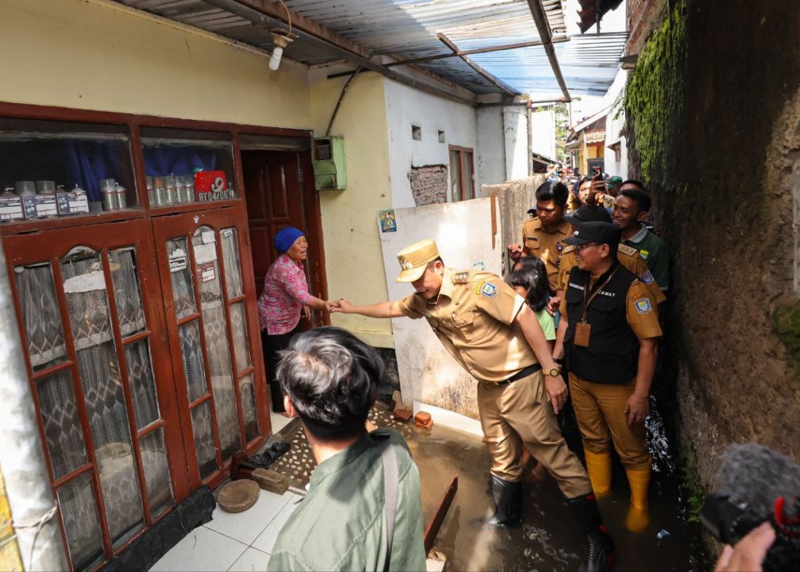 Erwin Pastikan Solusi dan Bantuan Warga Penyintas Banjir Derwati