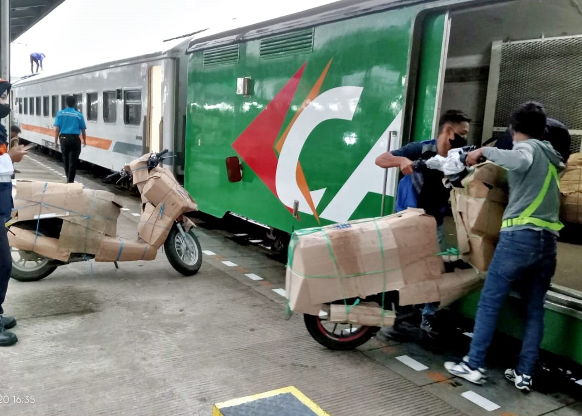 KAI Catat Peningkatan 17 Persen pada Layanan Angkutan Retail hingga April 2025