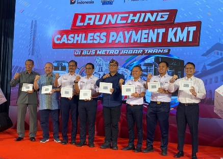 Kembangkan Integrasi Sistem Pembayaran, KAI Commuter Gandeng Bus Metro Jabar Trans