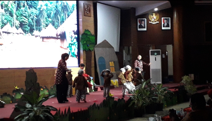 Para guru Unisba Preschool and daycare  membersamai anak-anak dalam pementasa dramaTimun Mas di Aula Unisba