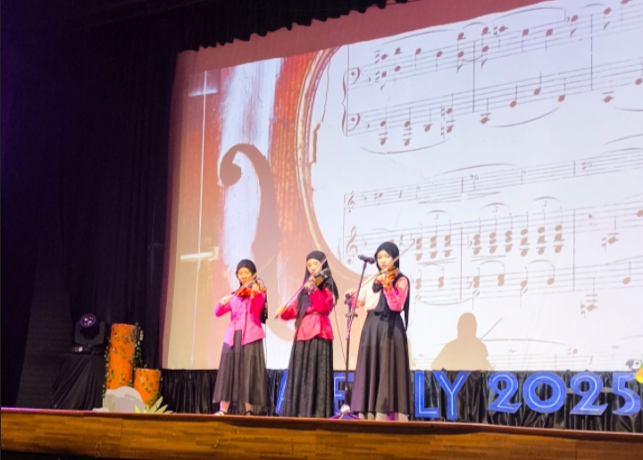Dengan tema Navigasi Peluang Tanpa Batas, siswa/siswi SMP Ar Rafi’ Drajat menampilkan kebolehan mereka, mulai dari musik, biola, gitar, vocal group, hingga tarian daerah dalam Assembly 2025