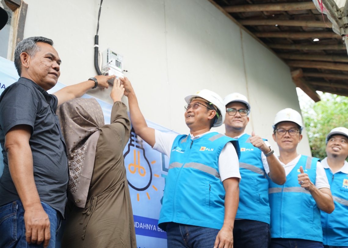 Jabar Caang: Di Antara Kabel, Harapan, dan Rumah yang Akhirnya Terang