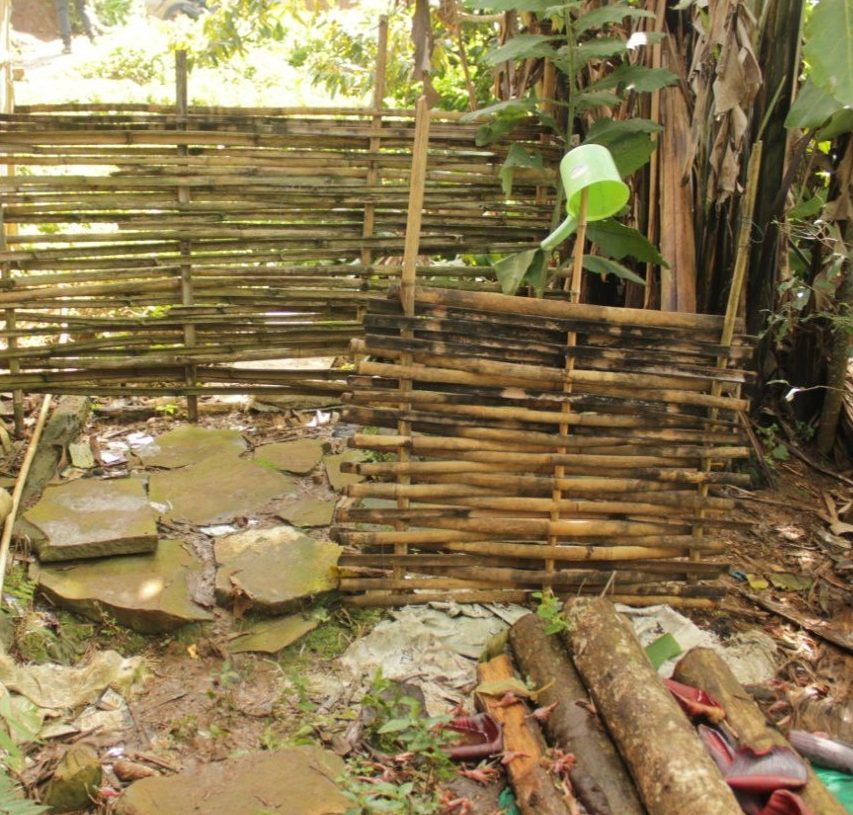 Ironi Tanah Subur, Air Tak Mengalir: Warga Cikawari Butuh 4 Km Selang untuk Hidup