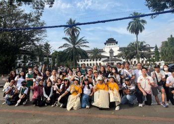 Aksi Plogging ala Accor, Bandung Dibersihkan dengan Ceria