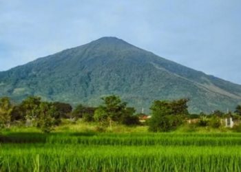 1.360 Pendaki Kibarkan Merah Putih di Gunung Ciremai