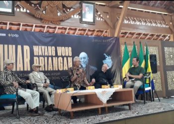 Maestro tari Aim Salim membedah fakta unik Wayang Wong Priangan yang lahir dari tradisi Sandiwara Sunda yang memiliki sejumlah pakem cerita. (Foto : Denny Surya)