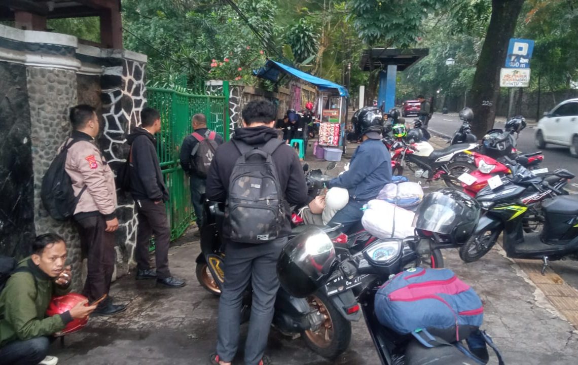 Invasi Brutal! Bayi Satwa Terancam Mati, Layanan Bandung Zoo Lumpuh