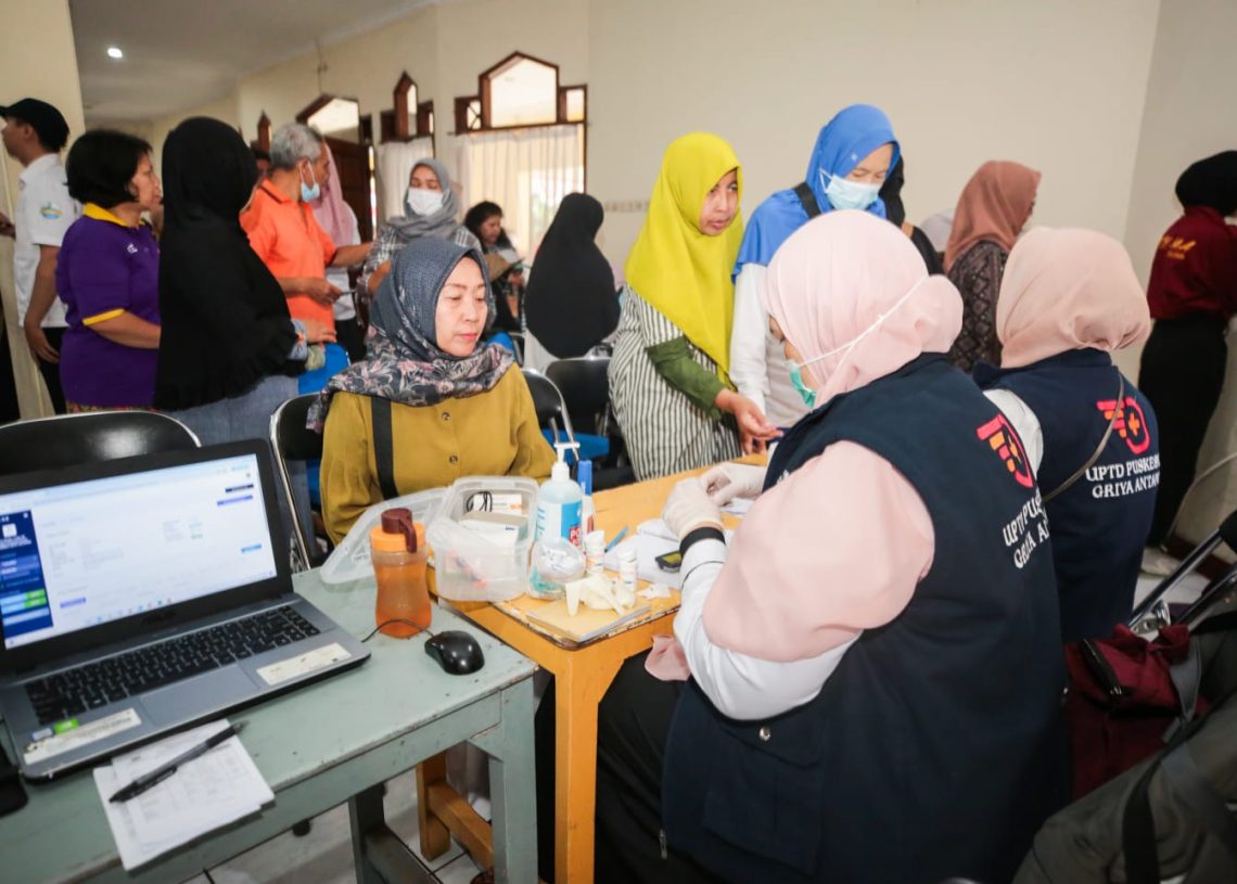 Ratusan Warga Antapani Antre Periksa Kesehatan Gratis