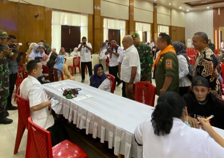 Divisi Kesehatan Masyarakat - Buru eXpedition Melakukan Pemeriksaan Kesehatan Umum dan Mata bagi masyarakat Namlea