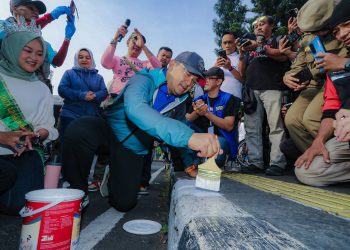 Ribuan Warga Ikut Aksi Bebersih Kota Bandung